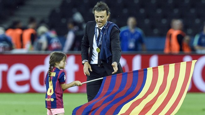 Pelatih Barcelona Luis Enrique dan putrinya Xana merayakan gelar juara Liga Champions setelah pertandingan final Liga Champions antara Juventus melawan Barcelona di Stadion Olimpiade, Berlin, German, (6 Juni 2015). [AFP]