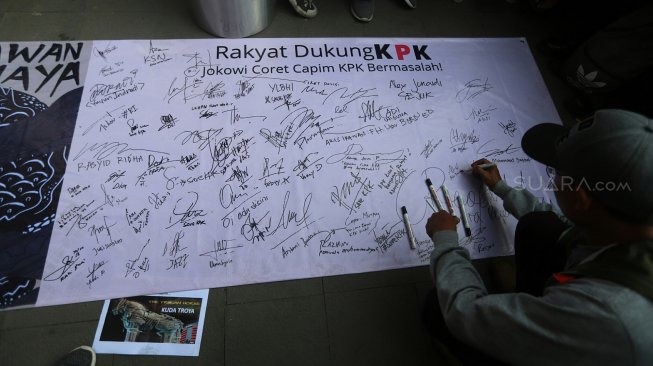 Sejumlah aktivis melakukan aksi solidaritas Selamatkan KPK di Gedung KPK, Jakarta, Jumat (30/8). [Suara.com/Arya Manggala]