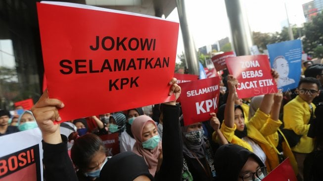 Sejumlah aktivis melakukan aksi solidaritas Selamatkan KPK di Gedung KPK, Jakarta, Jumat (30/8). [Suara.com/Arya Manggala]