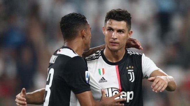 Danilo (kiri) dan Cristiano Ronaldo merayakan kemenangan Juventus atas Napoli dalam laga Liga Italia di Juventus stadium, Turin. Isabella Bonotto / AFP