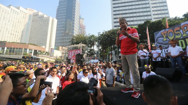 Menkopolhukam Wiranto memberikan sambutan saat menghadiri acara Tari Yospan Papua di kawasan Car Free Day, Jakarta, Minggu (1/9). [Suara.com/Arya Manggala]