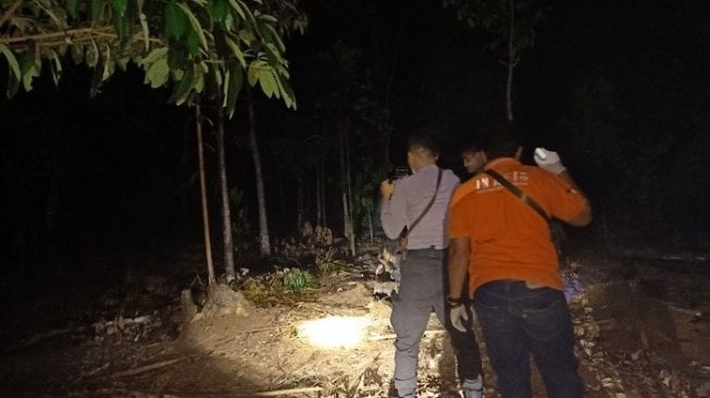 Petugas saat memburu jejak pembunuh gadis suku badui luar di dalam hutan. (dok polisi).