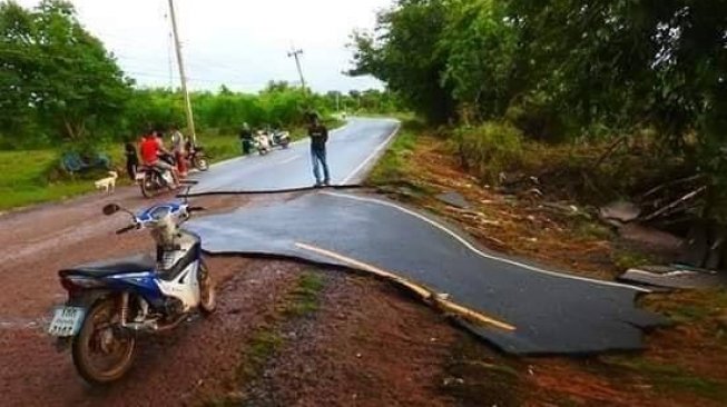 Kena Hujan Badai, Aspal Jalanan Bisa Terkelupas Layaknya Karpet