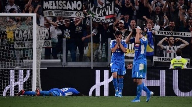 Reaksi bek Napoli Kalidou Koulibaly (kiri) setelah mencetak gol bunuh diri saat menghadapi tuan rumah Juventus di Juventus stadium, Turin. Marco Bertorello / AFP