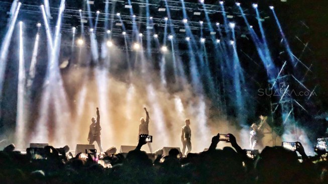 Konser Westlife yang berlangsung di Pelataran Candi Borobudur, Sabtu (31/8/2019) malam. [Putu Palupi/Suara.com]