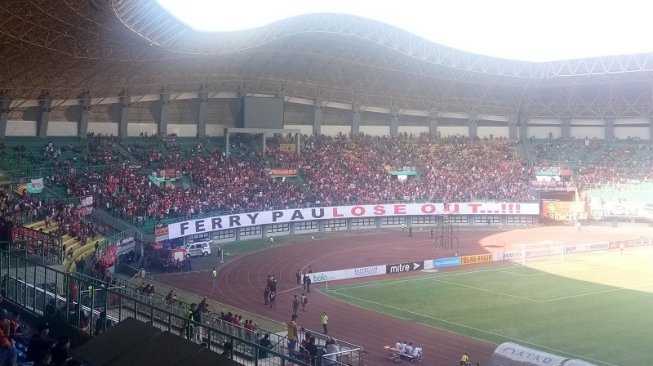 Banner bertuliskan 'FERRY PAULOSE OUT!' dibantangkan Jakmania di Stadion Patriot Candrabhaga Bekasi, saat Persija Jakarta menghadapi Perseru Badak Lampung FC pada laga pekan ke-17 Liga 1 2019, Minggu (1/9/2019) petang. [Suara.com / Adie P]