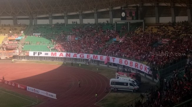 Banner bertuliskan 'FP = MANAGEMENT BOBROK' dibantangkan Jakmania di Stadion Patriot Candrabhaga, Bekasi saat Persija Jakarta menghadapi Perseru Badak Lampung FC pada laga pekan ke-17 Liga 1 2019, Minggu (1/9/2019) petang. [Suara.com / Adie P]