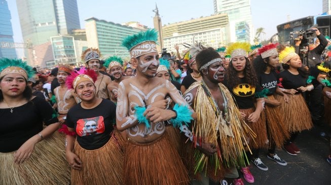 Masyarakat Papua di Jakarta menggelar acara Tari Yospan Papua di kawasan Car Free Day, Jakarta, Minggu (1/9/2019). [Suara.com/Arya Manggala] 