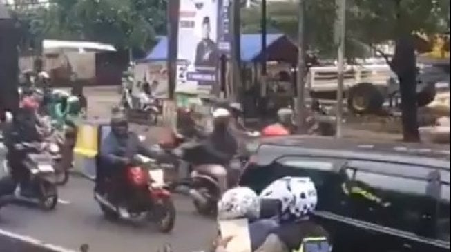 Bidik layar video polisi beraksi lompat ke jok motor pelanggar lalu lintas. (TMC Polda Metro Jaya).