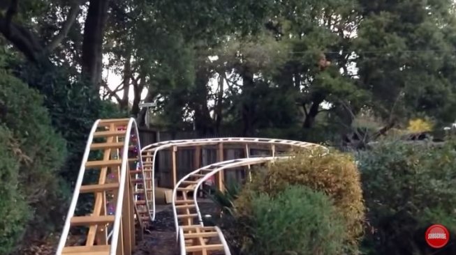 Roller coaster di halaman rumah (youtube.com/Will Pemble)