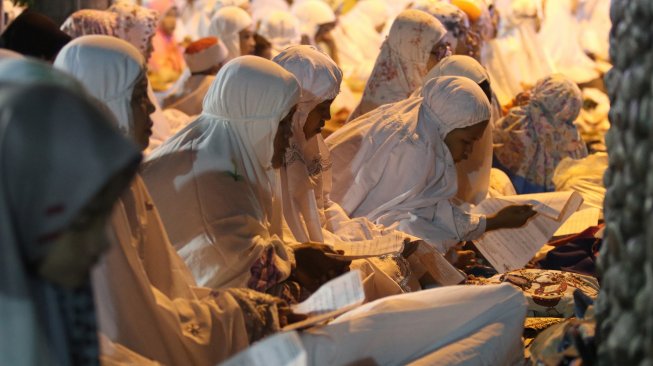 Umat Islam mengikuti doa awal tahun baru 1441 Hijriah di alun-alun Kota Kediri, Jawa Timur, Sabtu (31/8). [ANTARA FOTO/Prasetia Fauzani]