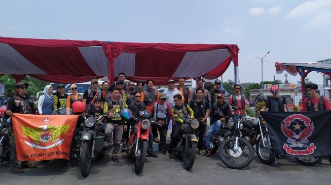 Para penggemar motor antik di Depok yang bergabung dalam Maci Depok. (Suara.com/Supriyadi)