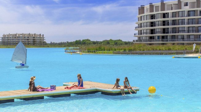 Kolam renang terbesar (crystal-lagoons.com)