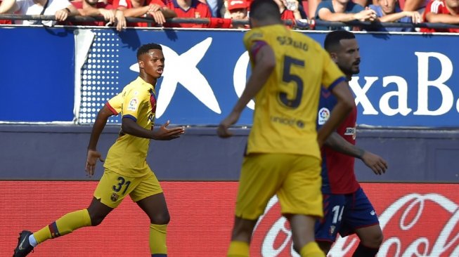 Winger Barcelona, Ansu Fati (kiri), merayakan golnya ke gawang Osasuna pada pekan ketiga La Liga Spanyol di Estadio El Sadar, Sabtu (31/8/2019). [AFP/Ander Gillenea]