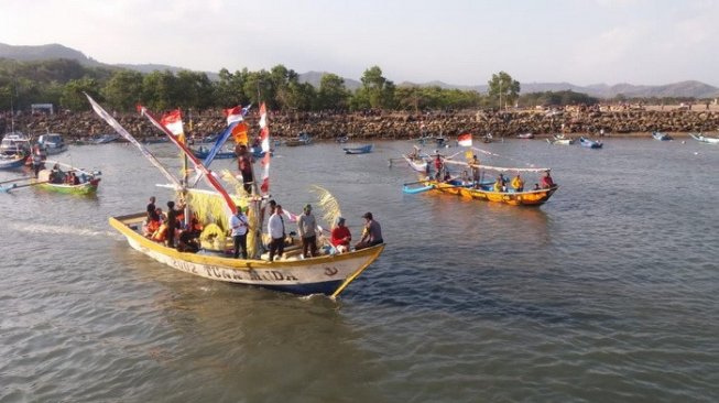 Sambut 1 Muharram, Nelayan Pacitan Tabur Makanan ke Laut