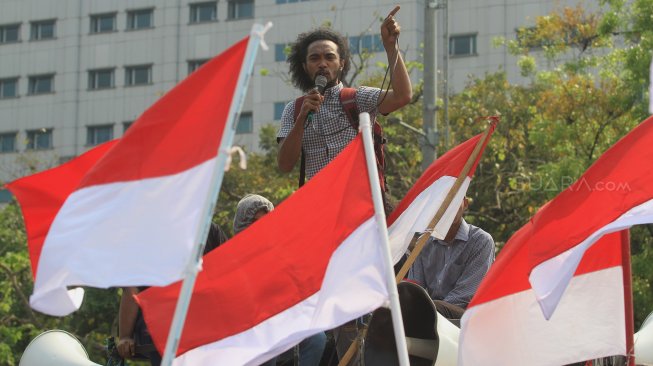 Sejumlah aksi massa yang tergabung dalam Gerakan Pemuda Papua Cinta Damai (GPPCD) melakukan unjuk rasa di depan Istana Merdeka, Jakarta Pusat (2/9). (Suara.com/Angga Budhiyanto)
