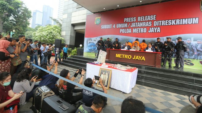 Aulia Kesuma tersangka pembunuh suami dan anak tiri dihadirkan saat rilis di Polda Metro Jaya, Jakarta, Senin (2/9). [Suara.com/Arya Manggala]