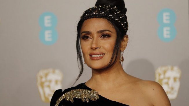 Usia 53, Salma Hayek Pamer Tubuh Aduhai di Pantai