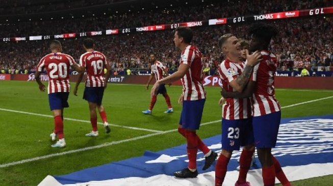 Pemain Atletico Madrid Thomas Partey (kanan) rayakan golnya ke gawang Eibar dalam pertandingan La Liga yang berlangsung di Wanda Metropolitano, Senin (2/9/2019). [AFP]