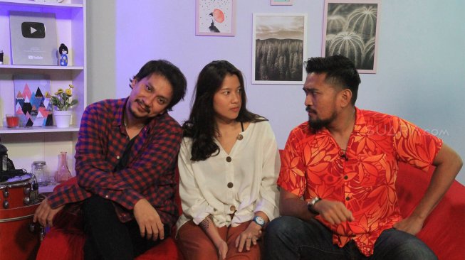 (kiri ke kanan) Vincent Rompies, Danilla Riyadi dan Imam Darto saat promo film Pretty Boys di kantor SUARA.com, Jakarta Selatan, Senin (2/9/2019) [Suara.com/Angga Budhiyanto]. 