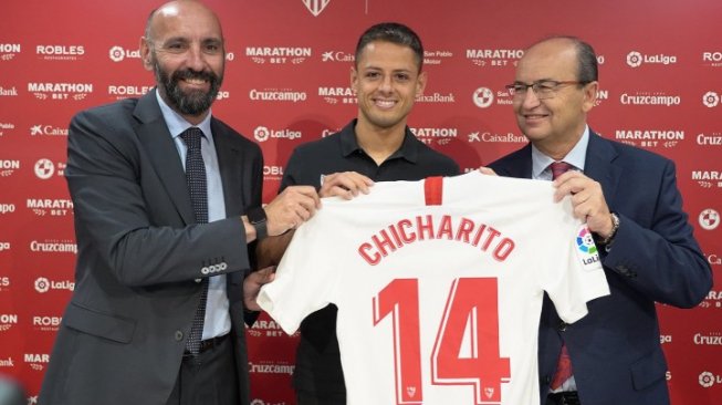 Chicharito (tengah) saat diperkenalkan sebagai pemain baru Sevilla, Senin (2/9/2019) WIB. [Laman resmi Sevilla]