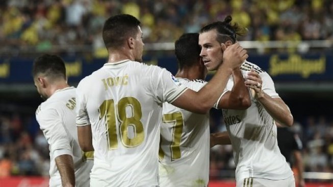 Para pemain Real Madrid merayakan gol Gareth Bale (kanan) ke gawang Villarreal dalam laga Liga Spanyol di La Ceramica stadium. Josep LAGO / AFP