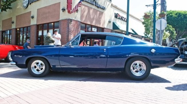 Sebuah mobil antik Plymouth Barracuda diparkir di Seal Beach, California, AS pada April 2018. [Shutterstock]