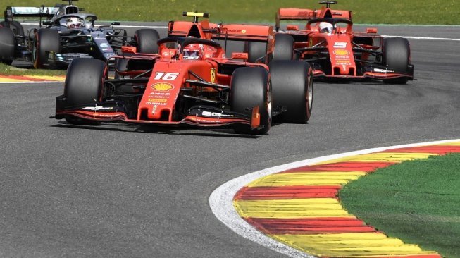 Pebalap Ferrari, Charles Lecler, memimpin selepas start di depan rekan setimnya Sebastian Vettel dan pebalap Mercedes, Lewis Hamilton, pada F1 GP Belgia di Sirkuit Spa, Minggu (1/9/2019). [AFP/John Thys]