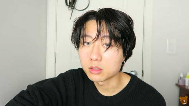 YouTuber Edvasia meniru gaya rambut Jungkook BTS. (YouTube/Edvasian)