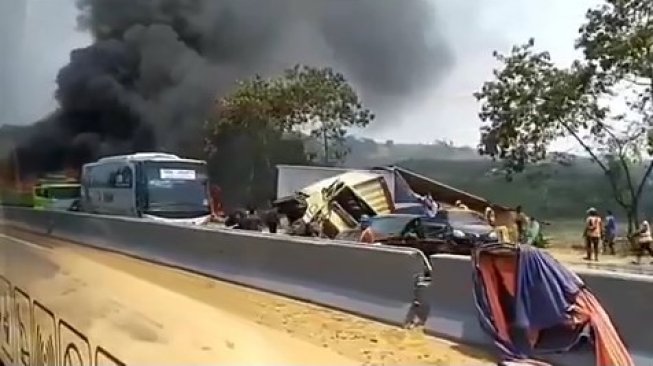 21 Mobil Tabrakan Beruntun di Tol Cipularang, Api Berkobar, 6 Orang Tewas