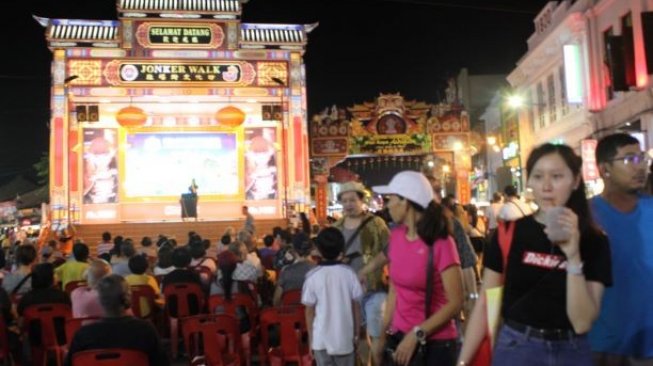 Kerumunan di jajanan kuliner Jonker Walk, Melaka. (Suara.com/Silfa Humairah)