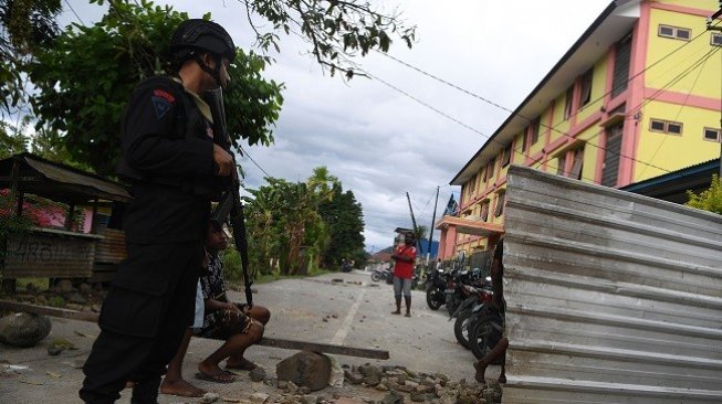 Personel Brimob berjaga di sekitar Asrama Mahasiswa Nayak Abepura di Kota Jayapura, Papua, Minggu (1/9/2019). (ANTARA FOTO/Zabur Karuru)