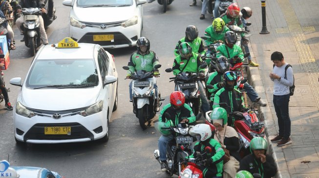 Sejumlah driver ojek online menjemput penumpang di kawasan Stasiun Palmerah, Jakarta, Senin (2/9). [Suara.com/Arya Manggala] 