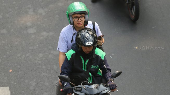 Sejumlah driver ojek online menjemput penumpang di kawasan Stasiun Palmerah, Jakarta, Senin (2/9). [Suara.com/Arya Manggala] 