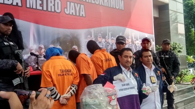 Polda Metro Jaya merilis kasus istri bakar suami dan anak tiri di Sukabumi. (Suara.com/Arga).