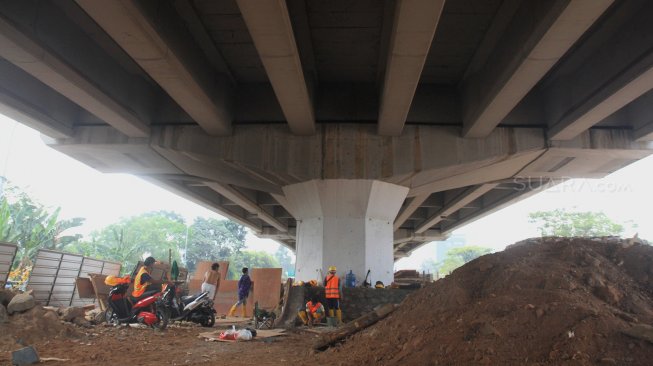 Suasana pembangunan Skate Park di bawah flyover Pasar Rebo, Jakarta, Senin (2/8). (Suara.com/Angga Budhiyanto)