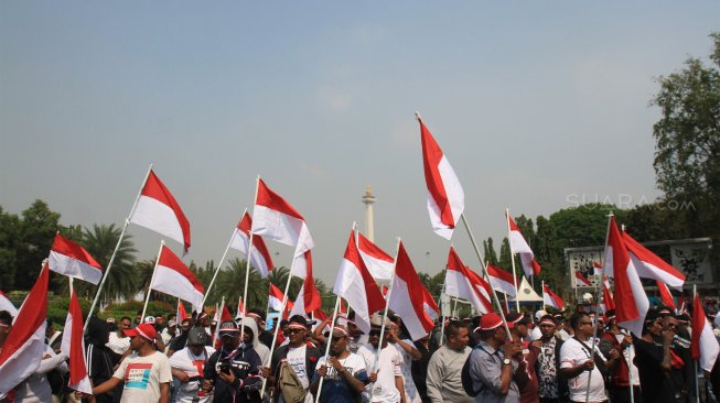 Sejumlah aksi massa yang tergabung dalam Gerakan Pemuda Papua Cinta Damai (GPPCD) melakukan unjuk rasa di depan Istana Merdeka, Jakarta Pusat (2/9). (Suara.com/Angga Budhiyanto)
