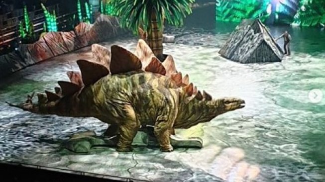 Berjumpa dengan Stegosaurus Lewat Walking with Dinosaurs di Singapura