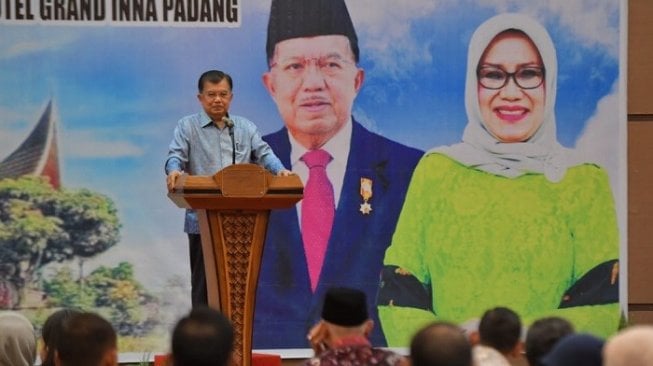 Wapres JK saat berpidato di acara Silahturahmi Bersama Anggota Forum Koordinasi Pimpinan Daerah dan Tokoh Masyarakat Se-Sumatera Barat di Grand Inna Padang Hotel, Kota Padang, Sumatera Barat, Senin (2/8/2019). (Doksetwapres).