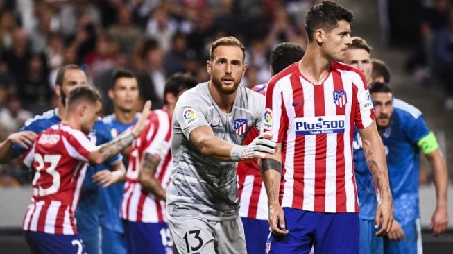 Kiper andalan Atletico Madrid, Jan Oblak (tengah). [Jonathan NACKSTRAND / AFP]