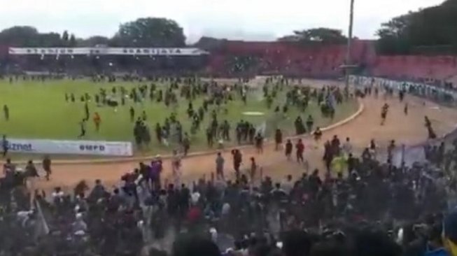 Sejumlah massa mulai turun ke tengah lapangan dalam liga 2 antara Persik melawan PSIM Yogyakarta di Stadion Brawijaya, Kediri, Jawa Timur, Senin (2/9/2019) petang. Pertandingan itu diwarnai bentrok antarsuporter yang menyebabkan sejumlah kendaraan rusak dan beberapa di antaranya mengalami luka. (Antara Jatim/ istimewa)