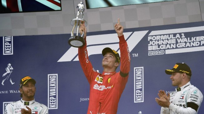 Gesture pebalap Ferrari, Charles Leclerc (tengah), mendedikasikan kemenangannya di F1 GP Belgia 2019 di Sirkuit Spa untuk mendiang Anthoine Hubert, Minggu (1/9). [AFP/John Thys]