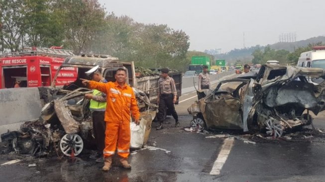 Petugas mengidentifikasi kecelakaan beruntun di Cipularang. (Antara/Ali Khumaini)