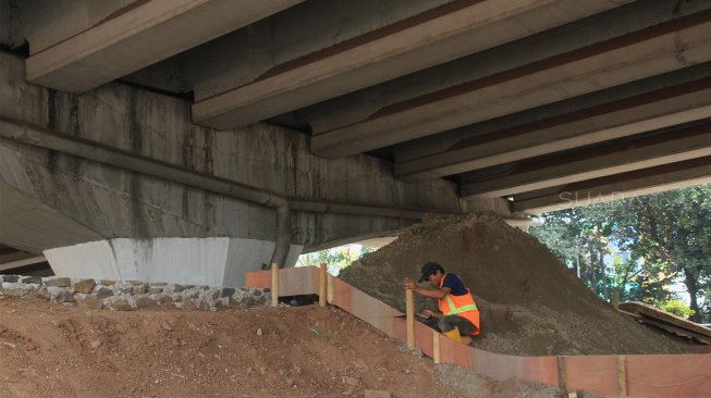 Suasana pembangunan Skate Park di bawah flyover Pasar Rebo, Jakarta, Senin (2/8). (Suara.com/Angga Budhiyanto)