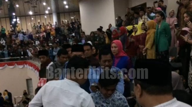 Lempar Kertas saat Pelantikan DPRD Banten, Mahasiswa Diseret dan Ditampar