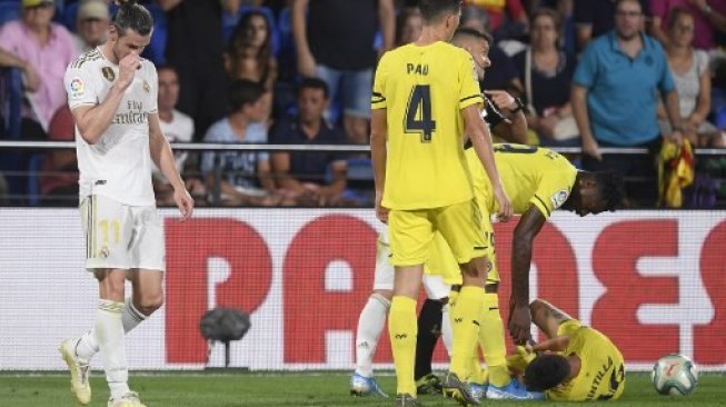 Bintang Real Madrid, Gareth Bale, usai mendapat kartu kuning kedua pada pertandingan melawan Villarreal. (Josep Lago/AFP).
