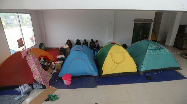 Sejumlah pencari suaka menunggu keputusan tempat tinggal dari UNHCR di Tempat Penampungan Sementara, Kalideres, Jakarta, Selasa (3/9). [Suara.com/Arya Manggala]