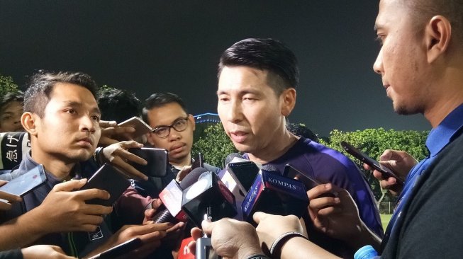 Pelatih Malaysia Tan Cheng Hoe saat ditemui di lapangan A, Senayan, Jakarta, Selasa (3/9/2019). [Suara.com/Adie Prasetyo]