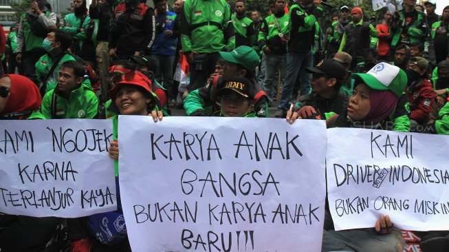 Pengemudi Gojek melakukan demo di depan gedung Kedubes Malaysia di Jalan Rasuna Said, Jakarta Selatan, Rabu (3/9). (Suara.com/Angga Budhiyanto)