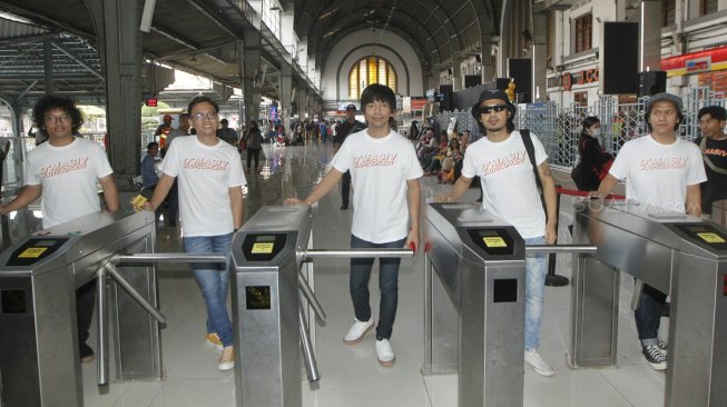 Grup band D'Masiv di Stasiun Jakarta Kota, Senin (2/9). [Suara com/Arya Manggala]